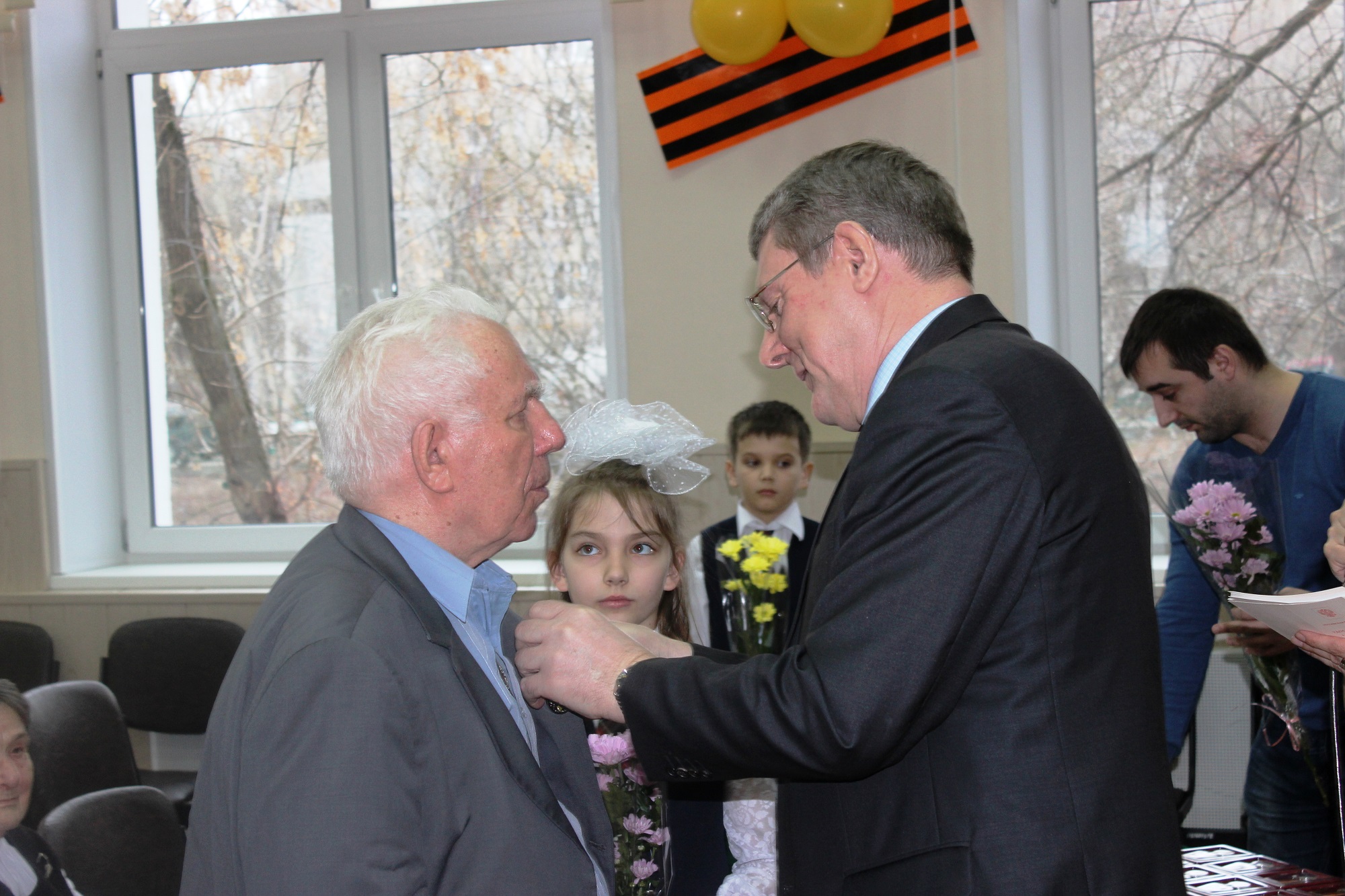 12.03.2015 - Вручение медалей заместителем главы управы района А.Н. Матыциным в честь 70-летней годовщины Великой Победы